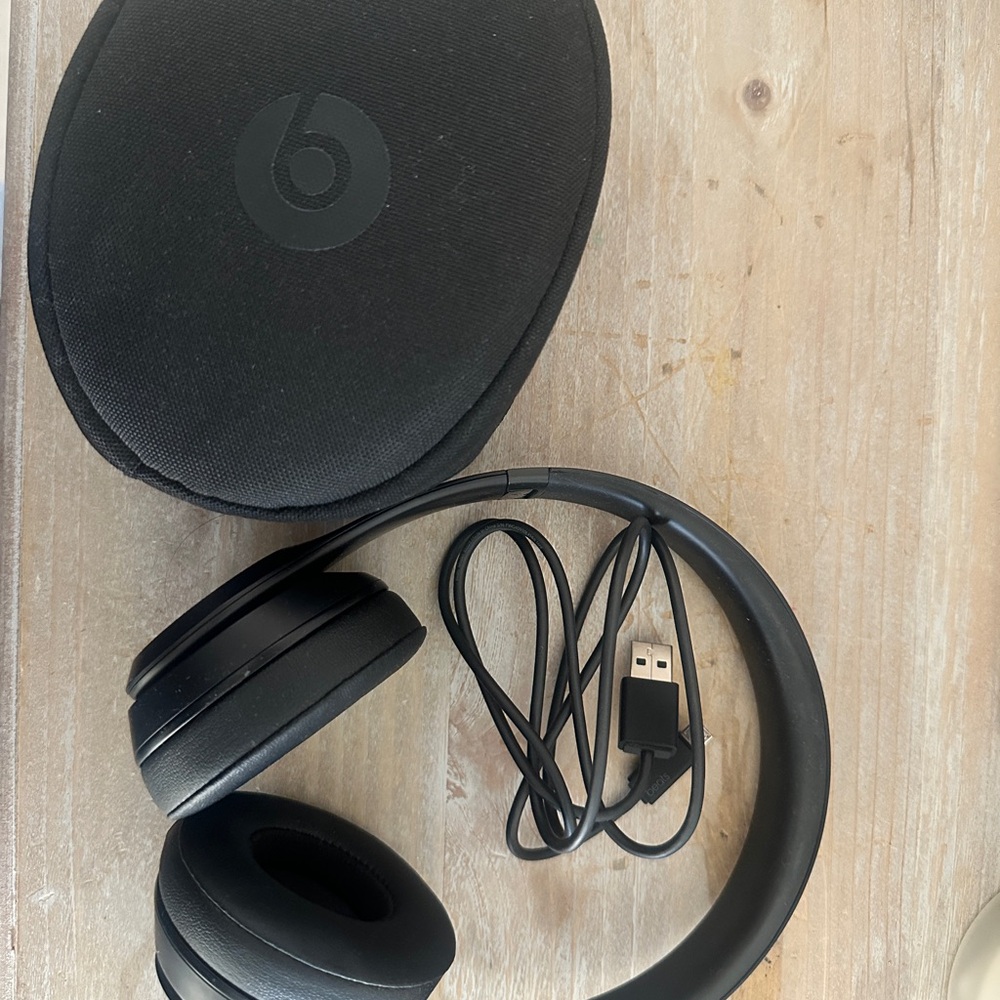 Beats Black Wireless Headphones with Case